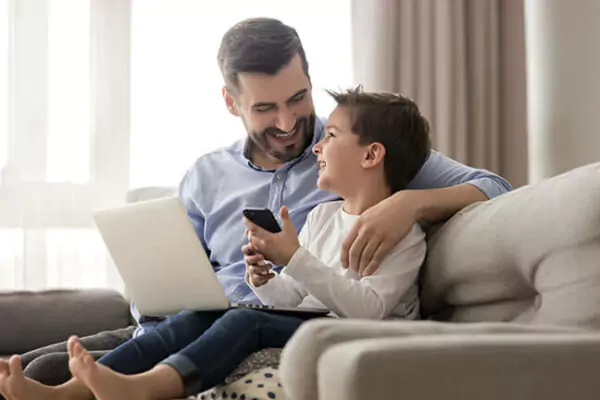 EASY Wireless' FREE Cell Phone Family Plans​